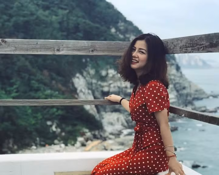 Ảnh "chụp trộm" cô giáo dạy Triết xinh đẹp, gây "thương nhớ" cộng đồng mạng - 4