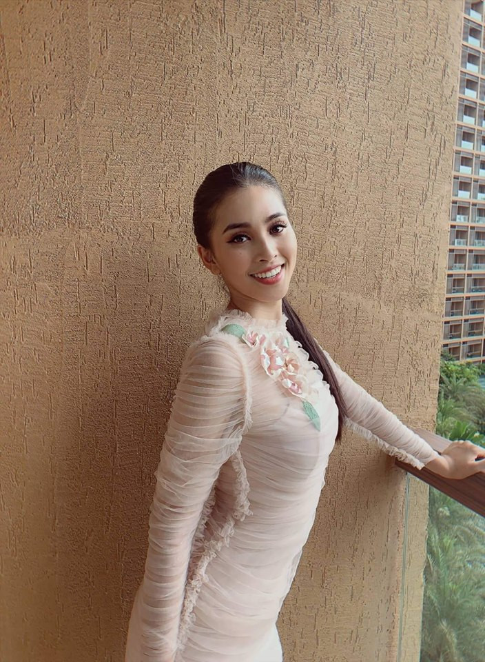 Người đẹp vô cùng tươi tắn, trẻ trung trong bộ trang phục bó sát màu hồng nhạt, cùng với lối trang điểm rất nổi bật.