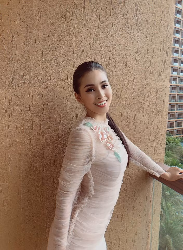 Người đẹp&nbsp;vô cùng tươi tắn, trẻ trung trong bộ trang phục bó sát màu hồng nhạt, cùng với lối trang điểm rất nổi bật.