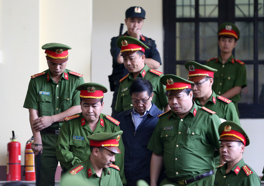 Ông Phan Văn Vĩnh được lực lượng cảnh sát tư pháp đưa vào tòa Ông Phan Văn Vĩnh được lực lượng cảnh sát tư pháp đưa vào tòa