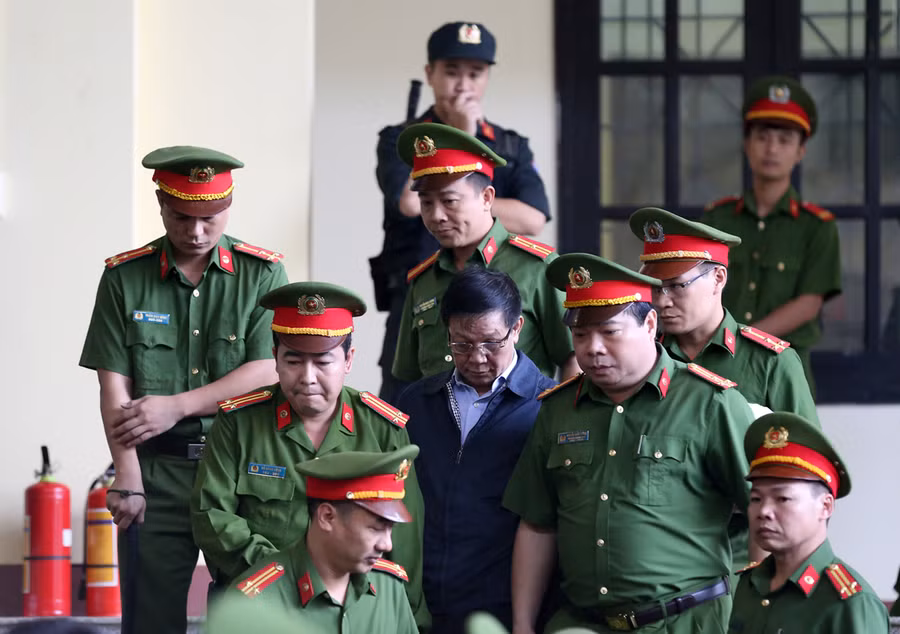 Ông Phan Văn Vĩnh được lực lượng cảnh sát tư pháp đưa vào tòa