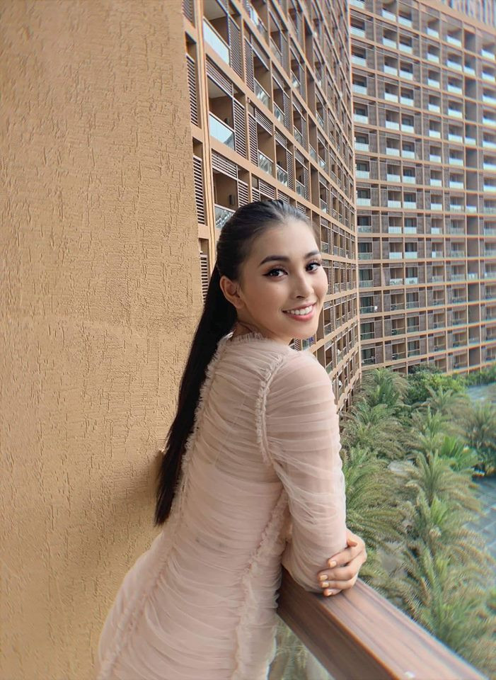 Mái tóc đuôi ngựa giúp nàng hậu của chúng ta trong thanh thoát, từng đường nét gương mặt được phô trọn.