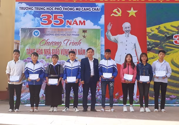 Đoàn công tác tặng quà cho giáo viên, học sinh Trường THPT Mù Cang Chải - Yên Bái
