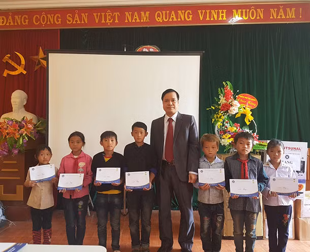 Đoàn công tác tặng quà cho giáo viên, học sinh Trường PTDTBT Tiểu học Púng Luông - Mù Cang Chải - Yên Bái