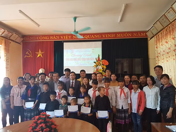 Đoàn công tác tặng quà cho giáo viên, học sinh Trường PTDTBT Tiểu học&THCS La Pán Tẩn - Mù Cang Chải - Yên Bái