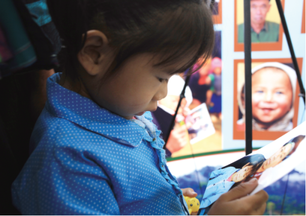 Hơn 200 trẻ em và người già được chụp ảnh và tặng ảnh trong chương trình