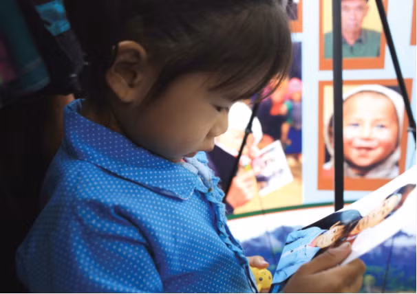 Hơn 200 trẻ em và người già được chụp ảnh và tặng ảnh trong chương trình