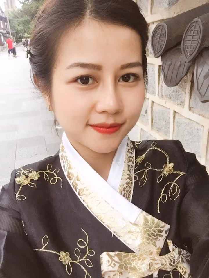 Ảnh "chụp trộm" cô giáo dạy Triết xinh đẹp, gây "thương nhớ" cộng đồng mạng - 8