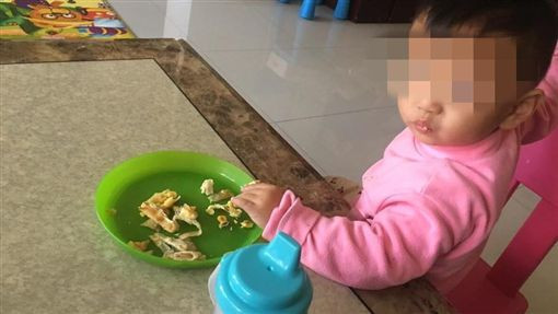 Bé 2 tuổi bị bỏ đói đến chết vì mẹ mải làm chuyện này với bạn trai ảnh 2 Tuy đã 2 tuổi nhưng cậu bé chỉ nặng khoảng 6 kg, da bọc xương.