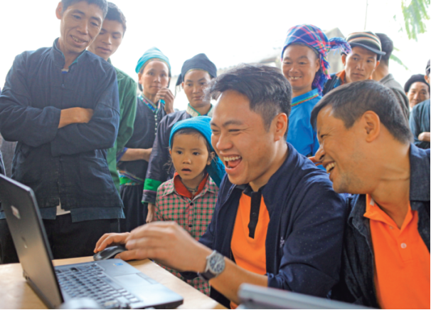 Niềm vui và hạnh phúc của nhóm chụp ảnh trong chương trình “Chụp ảnh, in tặng ảnh cho trẻ em, người già vùng cao”