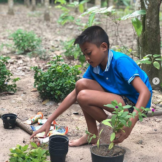 cau be 12 tuoi gia gai gay sot, ai biet duoc gioi tinh cung deu soc hinh anh 4