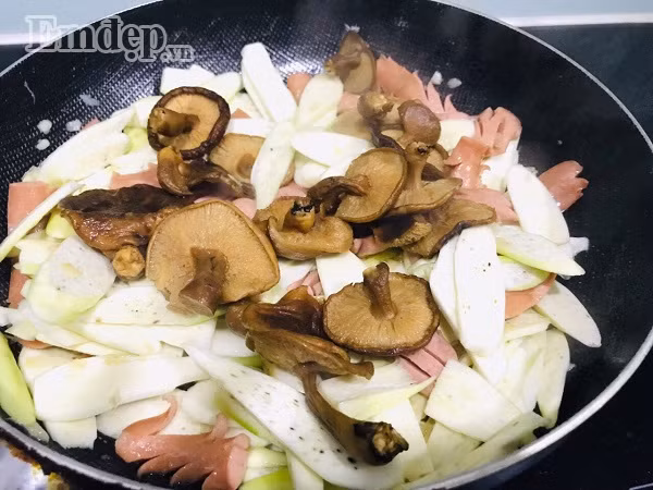 Đối gió với củ niễng xào xúc xích giòn, ngọt khó cưỡng