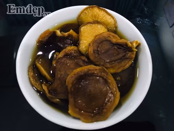 Đối gió với củ niễng xào xúc xích giòn, ngọt khó cưỡng