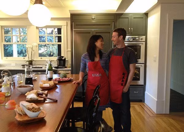 Thì ra đây là bí quyết khiến cô vợ kém xinh làm ông chủ Facebook không những si mê mà còn ngoan ngoãn nghe lời - Ảnh 2.