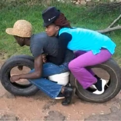 Em không chê anh nghèo thì leo lên xe anh đèo.