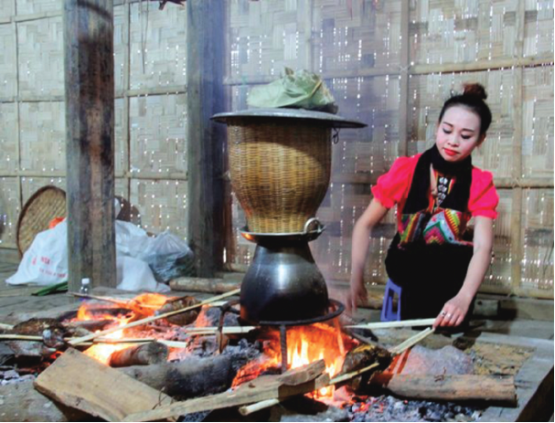 Phụ nữ Thái búi tóc ngược trong những hoạt động hàng ngày và là dấu hiệu đã có gia đình Phụ nữ Thái búi tóc ngược trong những hoạt động hàng ngày và là dấu hiệu đã có gia đình