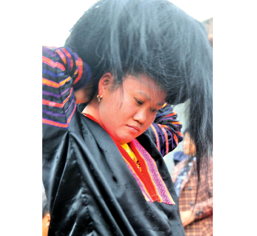 Búi tóc của phụ nữ người Mông Điện Biên Búi tóc của phụ nữ người Mông Điện Biên