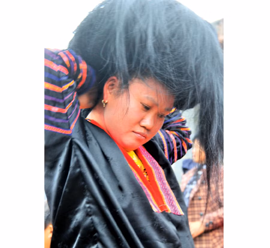 Búi tóc của phụ nữ người Mông Điện Biên