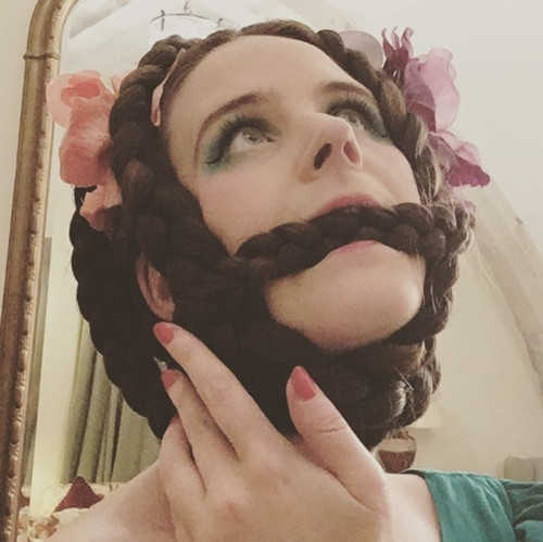 Tóc dài, đẹp đáng kinh ngạc dù 14 năm không gội đầu hình ảnh 4 toc dai, dep dang kinh ngac du 14 nam khong goi dau hinh anh 4