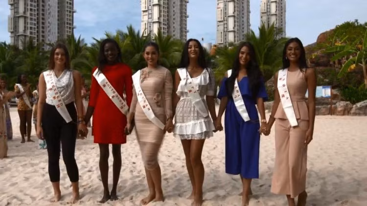 Nhóm 12 của Tiểu Vy gồm các đại diện: Ai Cập, South Sudan , Panama , Montenegro và Ấn Độ. Các cô gái sẽ phải trải qua vòng đấu trí đầy cam go để giành lấy chiến thắng phần thi quan trọng này. Trong nhóm 12, Ấn Độ được xem là “cái máy nói” vì khả năng thuyết trình, hùng biện của thí sinh này rất “nguy hiểm”.