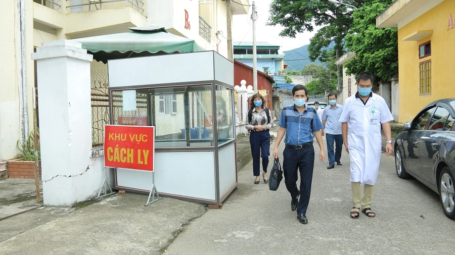 Lãnh đạo chính quyền địa phương thăm, kiểm tra tại khu cách ly (Ảnh: CDC Sơn La)