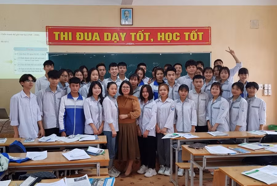 Cô Lê Thị Dung (đứng giữa) - Trường TH, THCS &amp; THPT Chu Văn An (Đại học Tây Bắc) chụp ảnh lưu niệm cùng học sinh