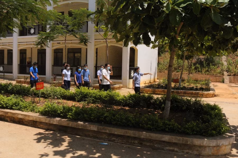 Cơ quan chức năng kiểm tra tình hình tại khu cách ly huyện Phù Yên