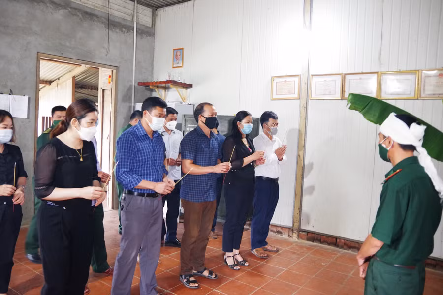 Cấp ủy, chính quyền địa phương tổ chức thăm hỏi, chia buồn với Đại úy Vũ Công Lựu tại đơn vị