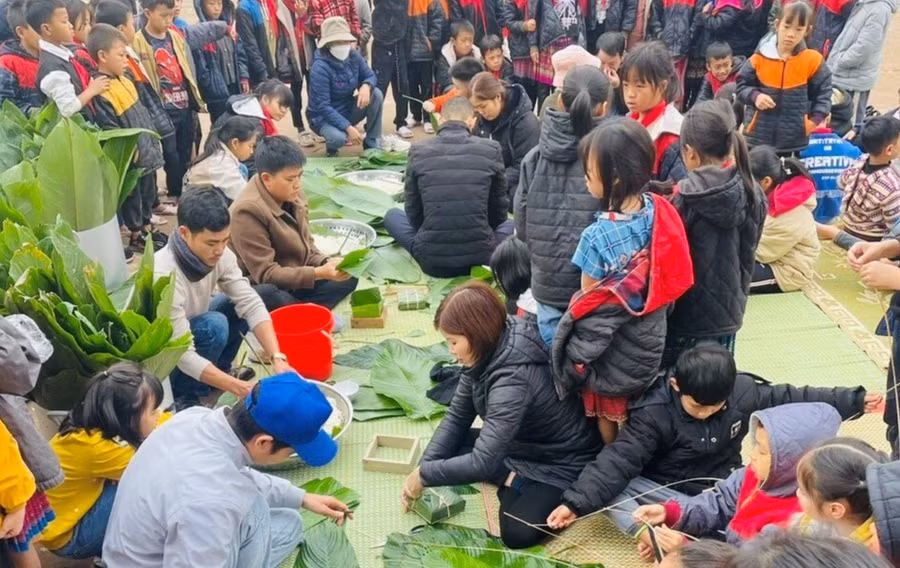 Thầy trò nhà trường trải nghiệm gói bánh chưng.