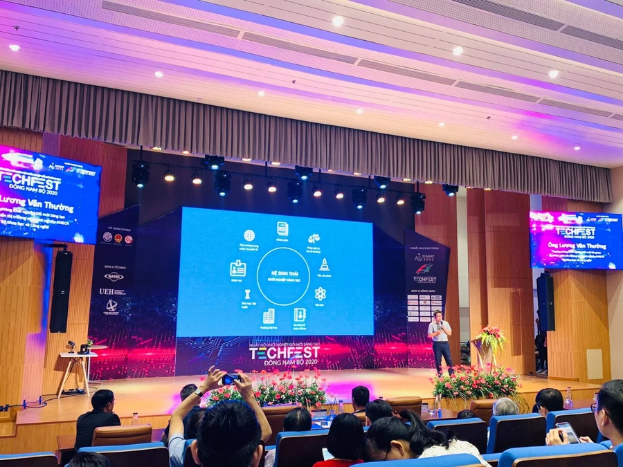 Một diễn giả trình bày nội dung nghiên cứu của mình tại TECHFEST Đông Nam Bộ 2020