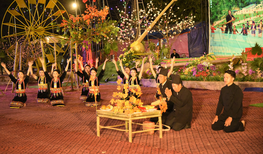 Trình diễn nghi thức tra hạt cầu mưa của người Khơ Mú. Trình diễn nghi thức tra hạt cầu mưa của người Khơ Mú.