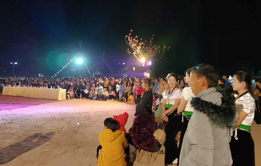 Ngày hội thu hút đông đảo du khách và người dân tới tham quan. Ngày hội thu hút đông đảo du khách và người dân tới tham quan.