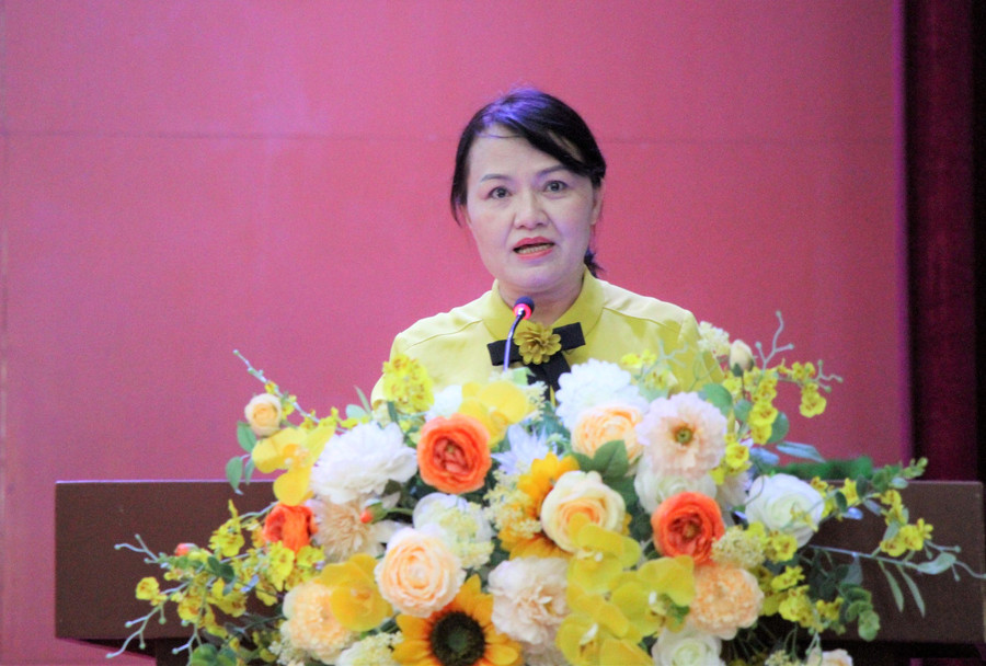 Bà Lò Thị Thời, Phó Giám đốc Sở GD&ĐT tỉnh Điện Biên phát biểu tại lễ khai mạc. Bà Lò Thị Thời, Phó Giám đốc Sở GD&ĐT tỉnh Điện Biên phát biểu tại lễ khai mạc.