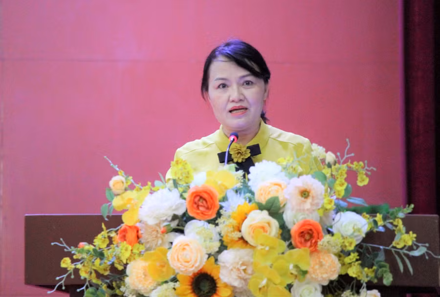 Bà Lò Thị Thời, Phó Giám đốc Sở GD&amp;ĐT tỉnh Điện Biên phát biểu tại lễ khai mạc.