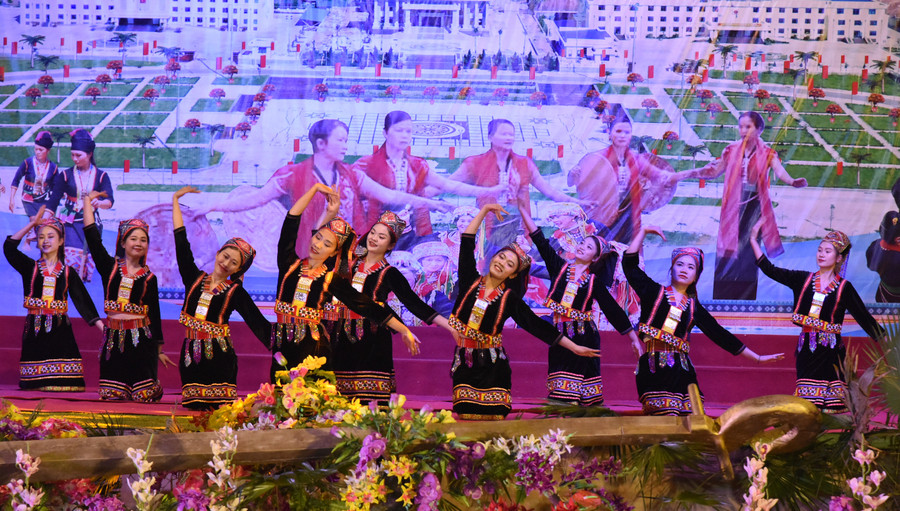 Chương trình nghệ thuật với chủ đề “Sắc xuân biên cương”. Chương trình nghệ thuật với chủ đề “Sắc xuân biên cương”.