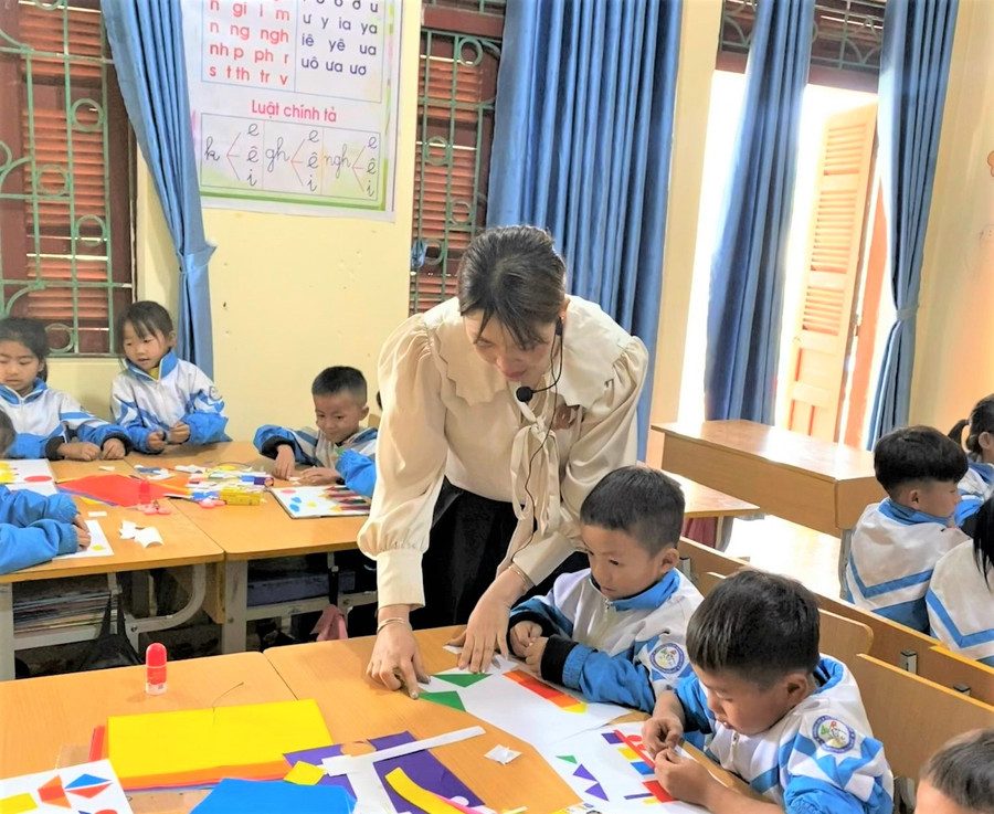 Tiết học STEM của cô trò Trường PTDTBT Tiểu học Phìn Hồ.