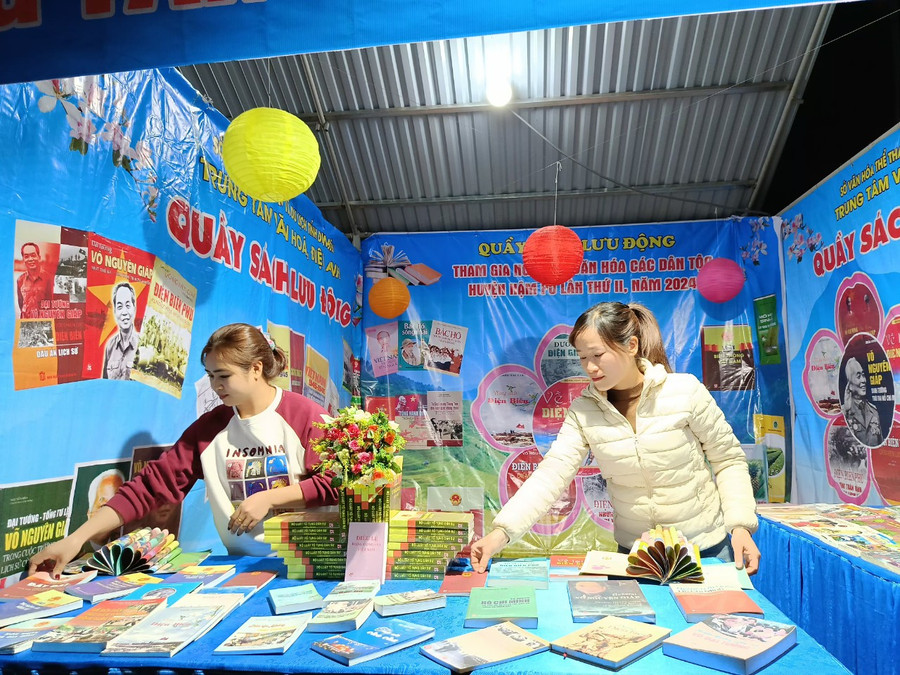 Quầy sách lưu động của Trung tâm Văn hóa, Điện ảnh được trưng bày tại Ngày hội. Quầy sách lưu động của Trung tâm Văn hóa, Điện ảnh được trưng bày tại Ngày hội.