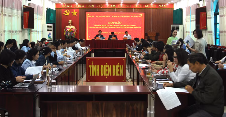 Các đại biểu tham dự buổi họp báo.