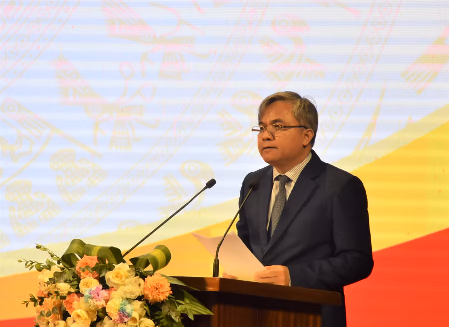 Ông Lò Văn Tiến, Phó Chủ tịch UBND tỉnh Điện Biên phát biểu tại buổi lễ.