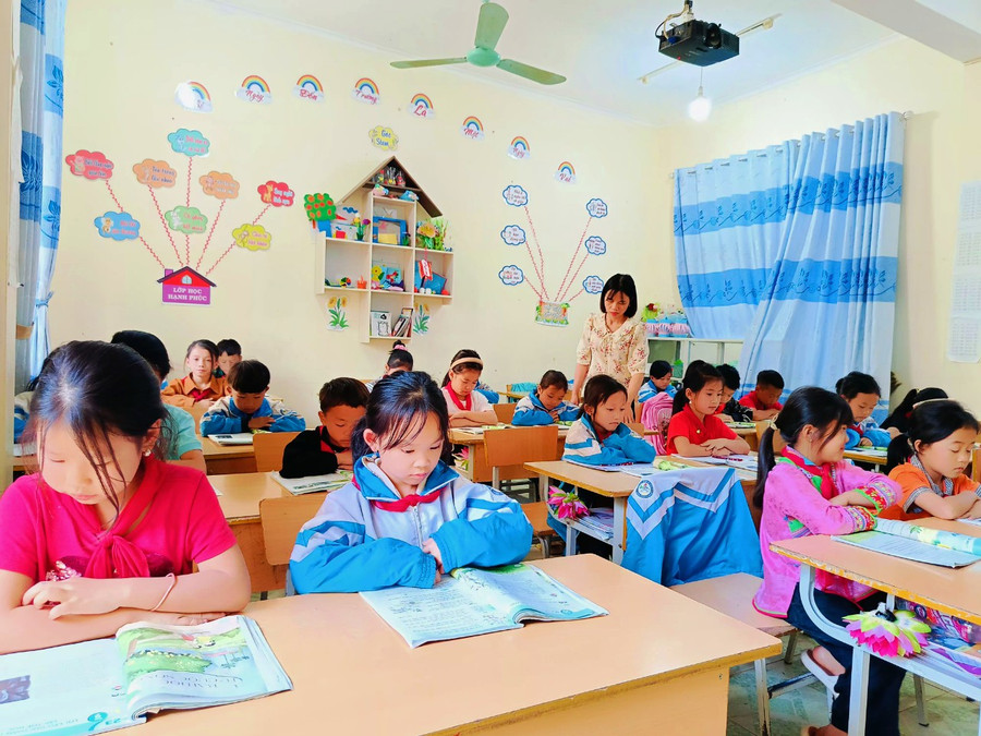 Cô trò Trường PTDTBT Tiểu học Phìn Hồ.