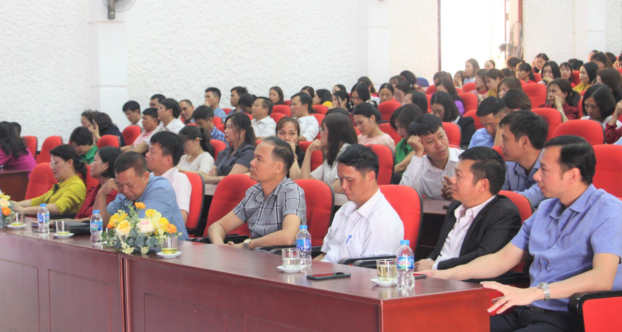 Các đại biểu và giáo viên tham dự lễ khai mạc Hội thi giáo viên dạy giỏi cấp tỉnh. Các đại biểu và giáo viên tham dự lễ khai mạc Hội thi giáo viên dạy giỏi cấp tỉnh.