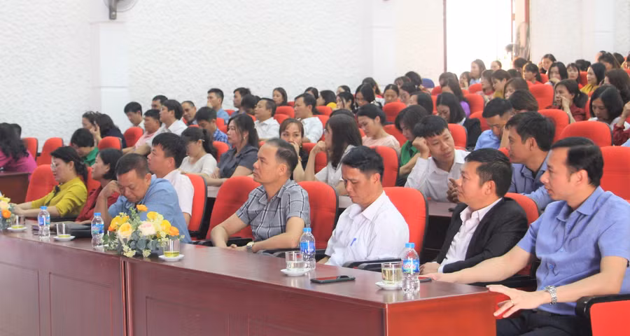 Các đại biểu và giáo viên tham dự lễ khai mạc Hội thi giáo viên dạy giỏi cấp tỉnh.