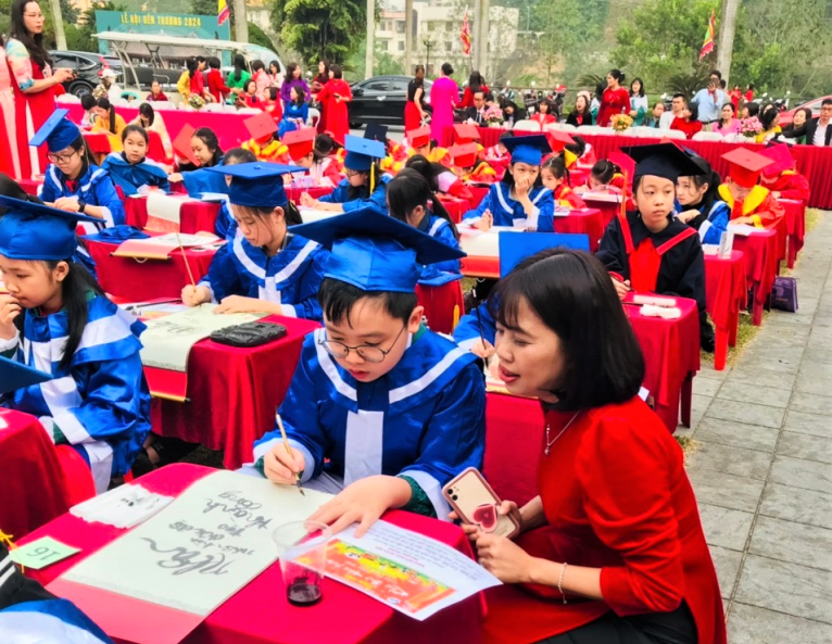 Cô trò Trường Tiểu học Kim Đồng khai bút đầu xuân.