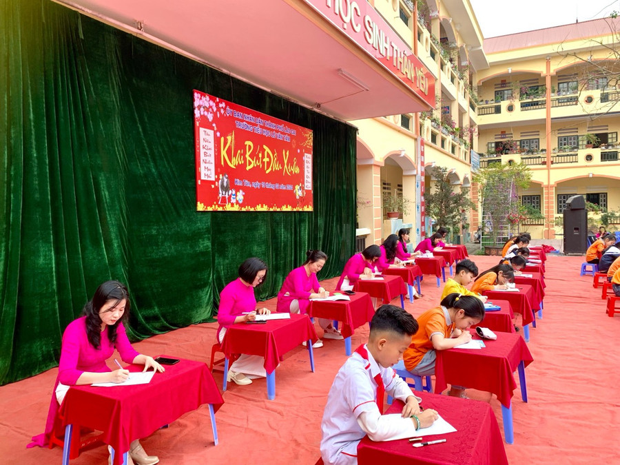 Chương trình Khai bút đầu xuân của cô trò Trường Tiểu học Lê Văn Tám.
