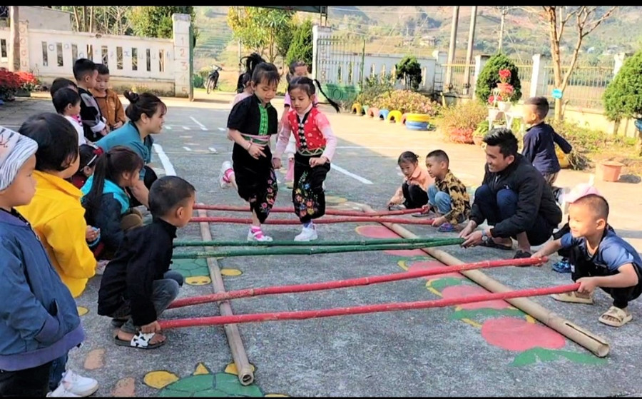 Nhảy sạp tại Trường Mầm non xã Tà Mung (Than Uyên).