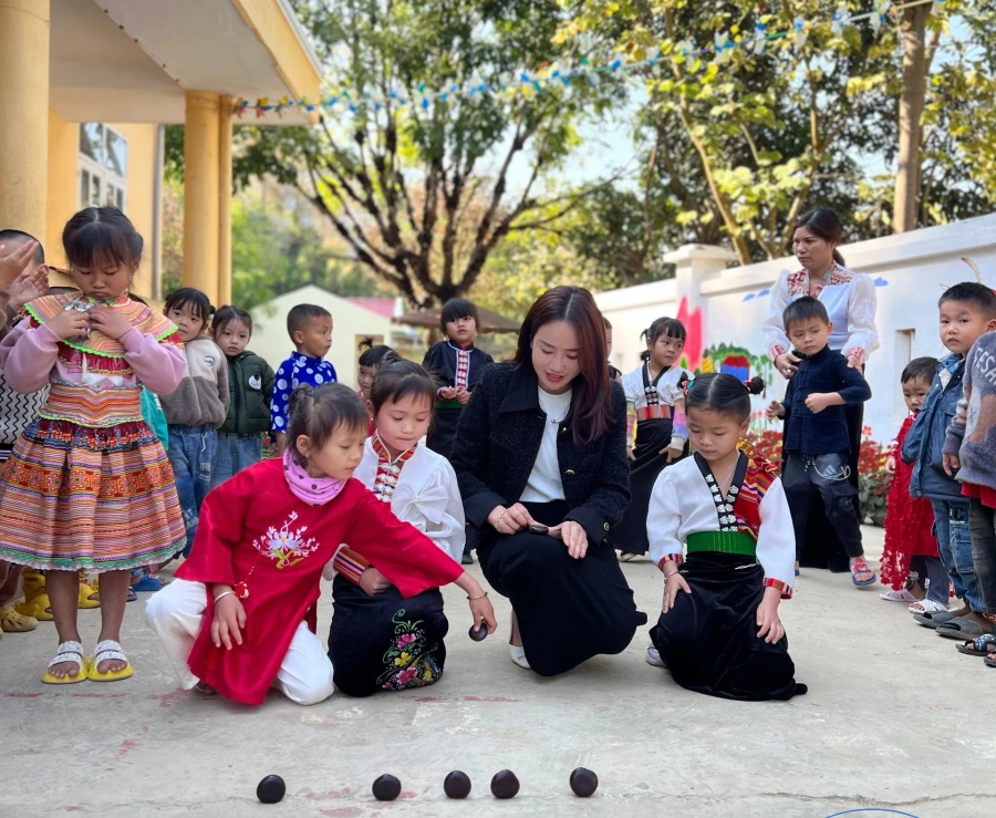 Cô trò Trường Mầm non Mường Kim (Than Uyên) chơi trò 'tó má lẹ'.