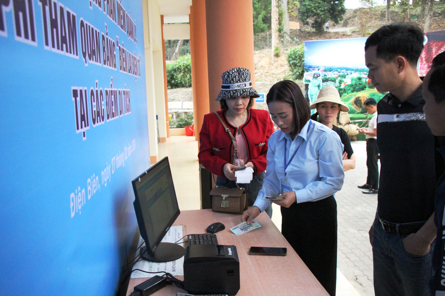 Những du khách đầu tiên tham quan di tích Đồi A1 sau khi khánh thành và đưa vào sử dụng phần mềm quản lý, thu phí bằng biên lai điện tử.