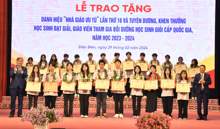 Trao Bằng khen của Chủ tịch UBND tỉnh Điện Biên cho 3 học sinh đạt giải Nhì, 8 học sinh đạt giải Ba.