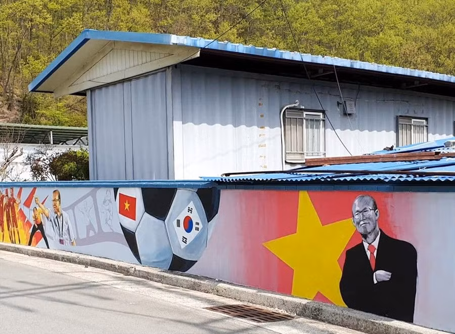 Loạt tranh bích họa đường phố điểm lại những khoảnh khắc lịch sử của bóng đá Việt Nam từ khi ông Park lên nắm quyền. 