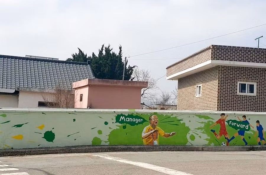 Tiền đạo Công Phượng cũng vinh dự được nhắc đến trên các bức bích họa. Cầu thủ xứ Nghệ hiện tại đang thi đấu ở CLB Incheon United của Hàn Quốc.